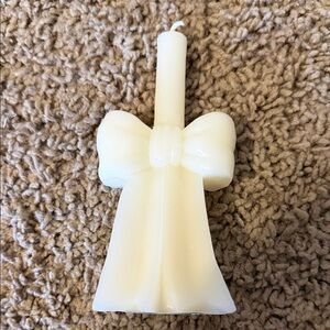 New in Box Anthropologie Elegant Cream Bow Candle size S